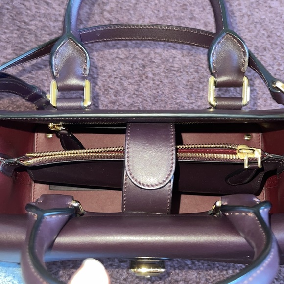 BURBERRY
Smooth Bonded Calfskin Small Saddle Tote plum - Picture 5 of 8